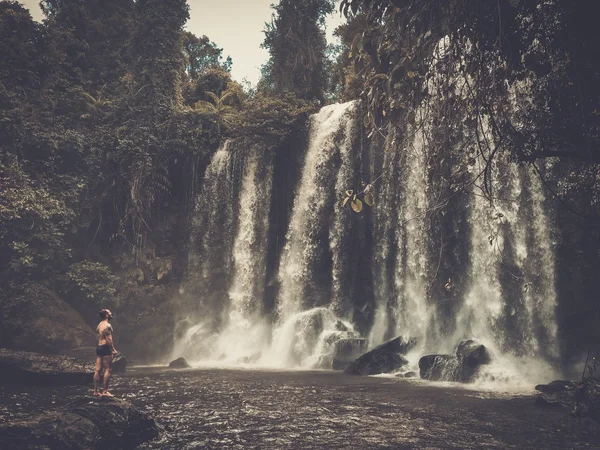 Muž u vodopádu, Phnom Koulen v Siĕmréab — Stock fotografie