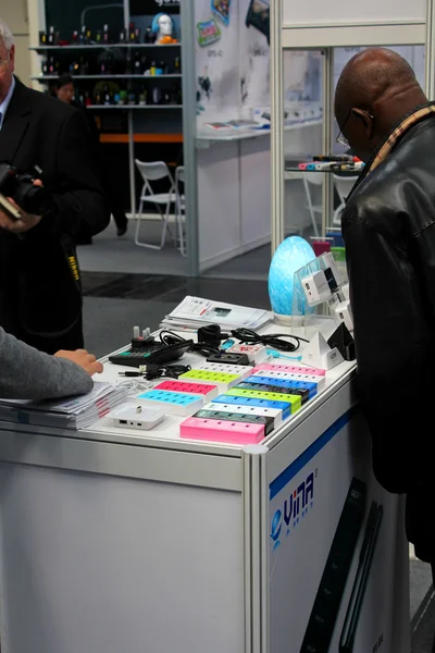 Hannover, deutschland - 13. märz: der stand mobiler batterien am 13. märz 2014 auf der cebit computer expo, hannover, deutschland. Die Cebit ist die weltgrößte Computermesse — Stockfoto