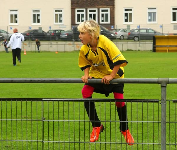 La ragazza - giocatore di calcio sulla recinzione — Foto Stock