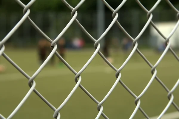 Il campo di calcio dietro una recinzione — Foto Stock