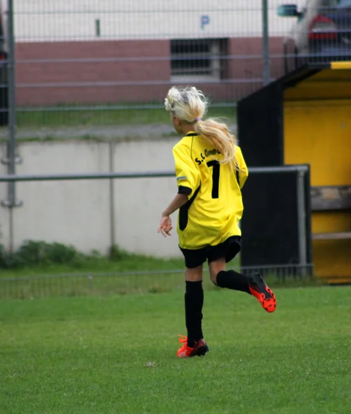 La ragazza il giocatore di calcio — Foto Stock