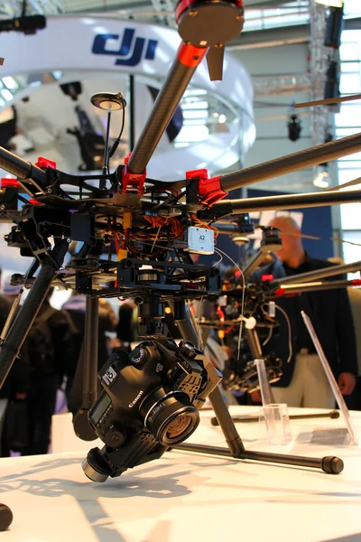 HANNOVER, GERMANIA - 13 martie: standul DJI pe 13 martie 2014 la expoziția de calculatoare CEBIT, Hanovra, Germania. CeBIT este cea mai mare expoziție de calculatoare din lume — Fotografie, imagine de stoc