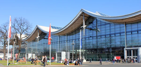 HANNOVER, ALEMANIA - 13 DE MARZO: El terreno de exposición el 13 de marzo de 2014 en CEBIT computer expo, Hannover, Alemania. CeBIT es la mayor exposición de ordenadores del mundo —  Fotos de Stock