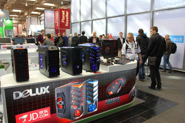 Hannover, deutschland - 13. märz: der stand von delux am 13. märz 2014 auf der cebit computer expo, hannover, deutschland. Die Cebit ist die weltgrößte Computermesse — Stockfoto