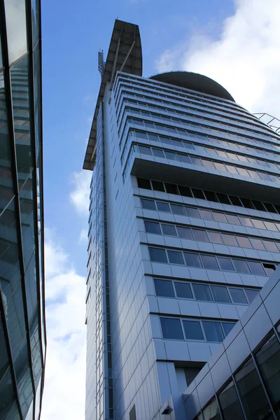 Edificio de oficinas en el distrito de negocios de la ciudad — Foto de Stock