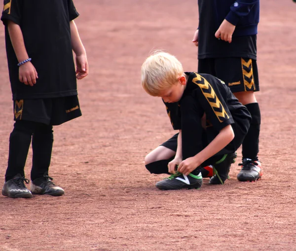 少年サッカーのブーツ、ひもを結ぶ、 — ストック写真