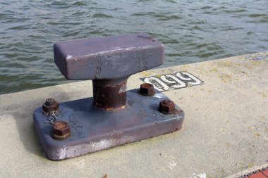 Çapa yere rıhtımda ipleri