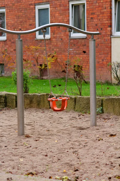 Balanço vazio no parque infantil — Fotografia de Stock