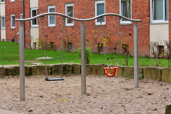 Balanço vazio no parque infantil — Fotografia de Stock