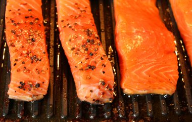 Marine edilmiş somon fileto ızgara