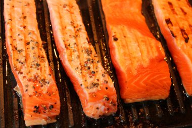 Marine edilmiş somon fileto ızgara