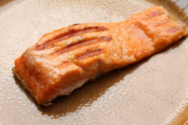 Plaka üzerinde ızgara somon fileto