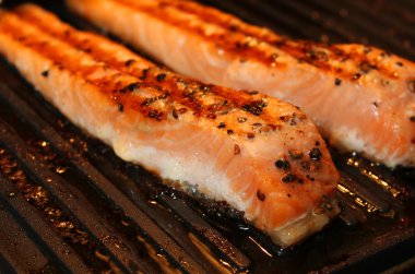 Marine edilmiş somon fileto ızgara