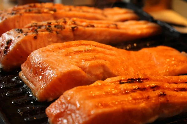 Marinated salmon fillets on the grill — Stock Photo, Image