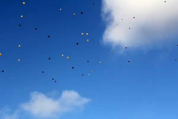 Globos amarillos y negros en el cielo —  Fotos de Stock