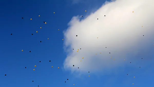 Globos amarillos y negros en el cielo —  Fotos de Stock