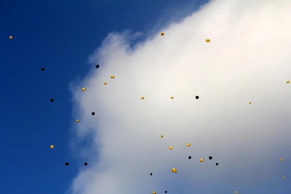 Globos amarillos y negros en el cielo —  Fotos de Stock