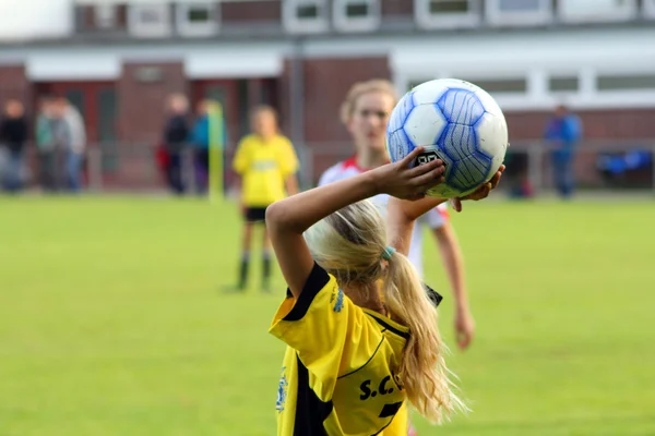 La ragazza il giocatore di calcio su un campo di calcio — Foto Stock