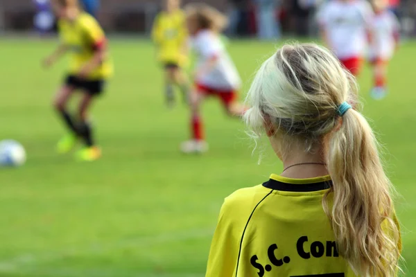 La ragazza il giocatore di calcio su un campo di calcio — Foto Stock