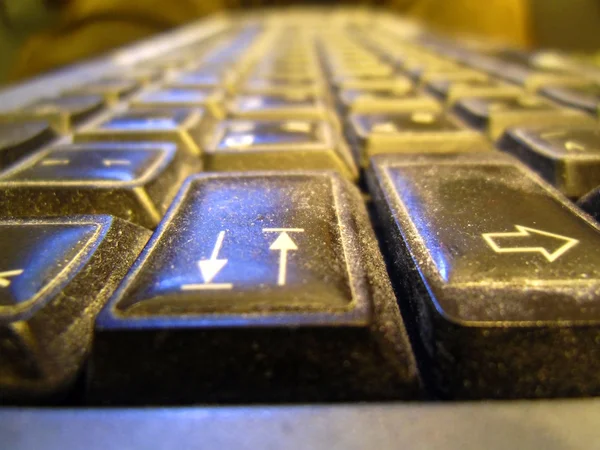 挨りだらけの黒いコンピューターのキーボード — ストック写真