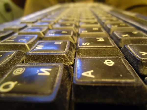 Teclado de computador preto empoeirado — Fotografia de Stock