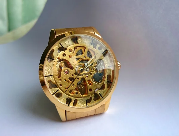 El reloj de pulsera dorado — Foto de Stock