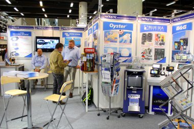 Hamburg, Almanya - 31 Ekim: Moerer Stand tarihinde 31 Ekim 2014 Hanseboot - üzerinde Hanseboot Expo Uluslararası boat show, Hamburg, Almanya.