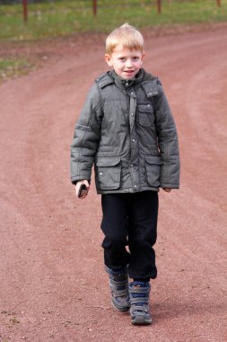 Cep telefonu olan küçük çocuk.