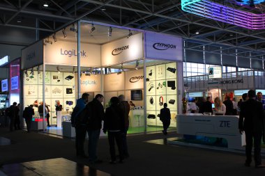 Hannover, Almanya - 20 Mart: Kürsüye Logilink ve tayfun 20 Mart 2015 CeBIT bilgisayar Expo, Hannover, Almanya. Dünyanın en büyük bilgisayar Fuarı CeBIT olduğunu