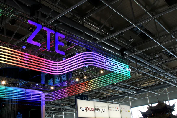 HANNOVER, JERMANY - MARCH 20: The stand of ZTE pada 20 Maret 2015 di pameran komputer CEBIT, Hannover, Jerman. CeBIT adalah pameran komputer terbesar di dunia — Stok Foto