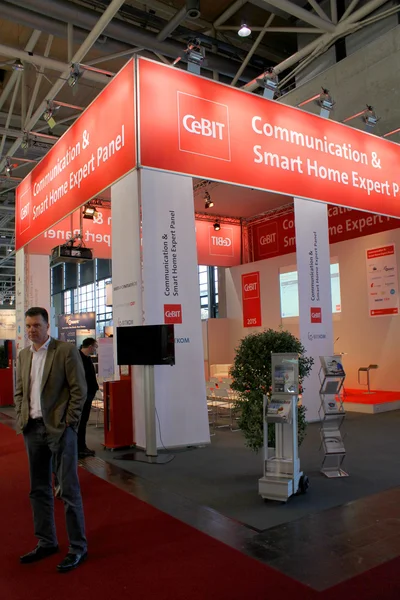 HANNOVER, GERMANIA - 20 MARZO: Lo stand di Communication & Smart Home Expert Panel il 20 marzo 2015 presso CEBIT computer expo, Hannover, Germania. CeBIT è la più grande fiera di computer del mondo — Foto Stock