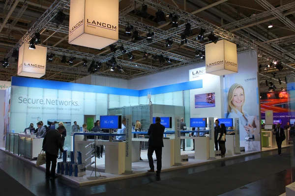 HANNOVER, ALEMANHA - MARÇO 20: O stand da Lancom Systems em 20 de março de 2015 na CEBIT Computer Expo, Hannover, Alemanha. CeBIT é a maior exposição de computadores do mundo — Fotografia de Stock