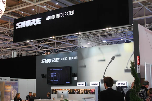 Hannover, deutschland - 20. märz: der stand von shure am 20. märz 2015 auf der cebit computer expo, hannover, deutschland. Die Cebit ist die weltgrößte Computermesse — Stockfoto