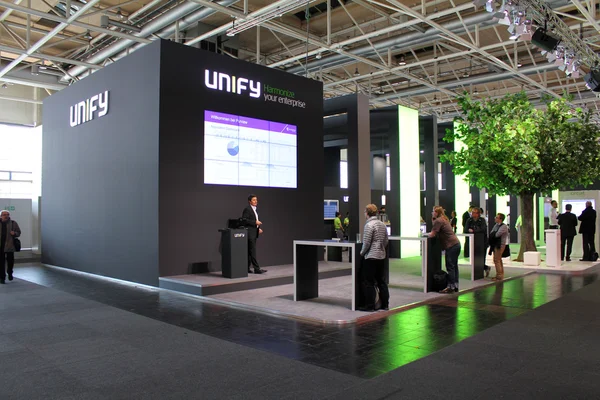 HANNOVER, ALEMANHA - MARÇO 20: A apresentação da Unify em 20 de março de 2015 na CEBIT computer expo, Hannover, Alemanha. CeBIT é a maior exposição de computadores do mundo — Fotografia de Stock