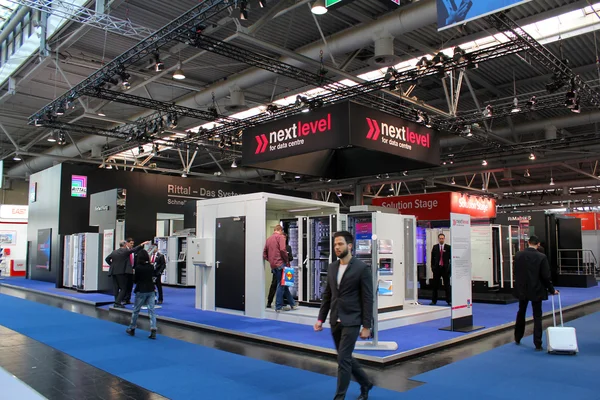 HANNOVER, ALEMANIA - 20 DE MARZO: El stand de Rittal el 20 de marzo de 2015 en CEBIT computer expo, Hannover, Alemania. CeBIT es la mayor exposición de ordenadores del mundo —  Fotos de Stock