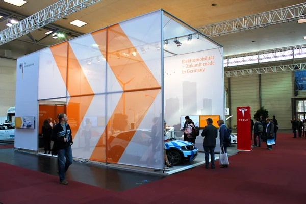 Hannover, Almanya - 20 Mart: Kürsüye elektrikli arabalar 20 Mart 2015 CeBIT bilgisayar Expo, Hannover, Almanya. Dünyanın en büyük bilgisayar Fuarı CeBIT olduğunu Stok Resim