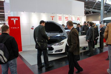 Hannover, Almanya - 20 Mart: Kürsüye Tesla Motors, 20 Mart 2015 CeBIT bilgisayar Expo, Hannover, Almanya. Dünyanın en büyük bilgisayar Fuarı CeBIT olduğunu