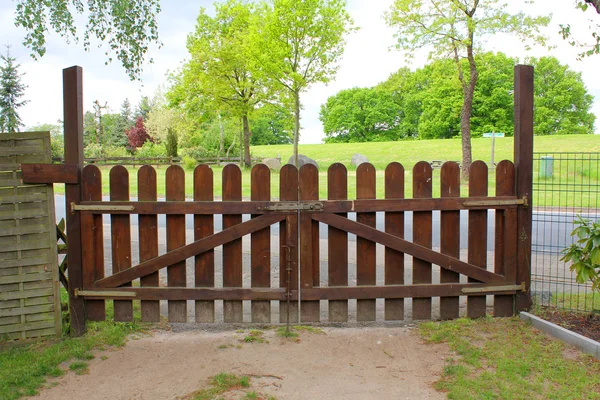 Il cancello di legno marrone chiuso — Foto Stock