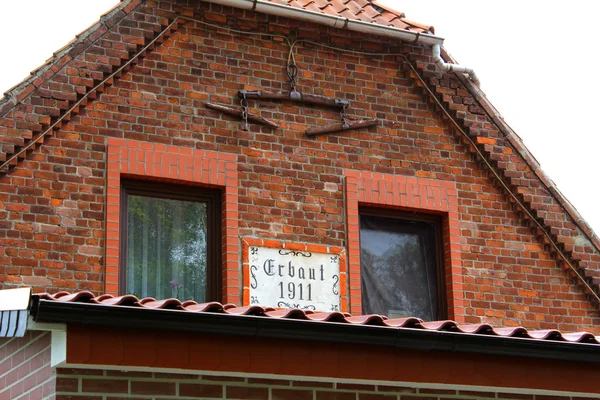 The facade of the old brick house — Stock Photo, Image