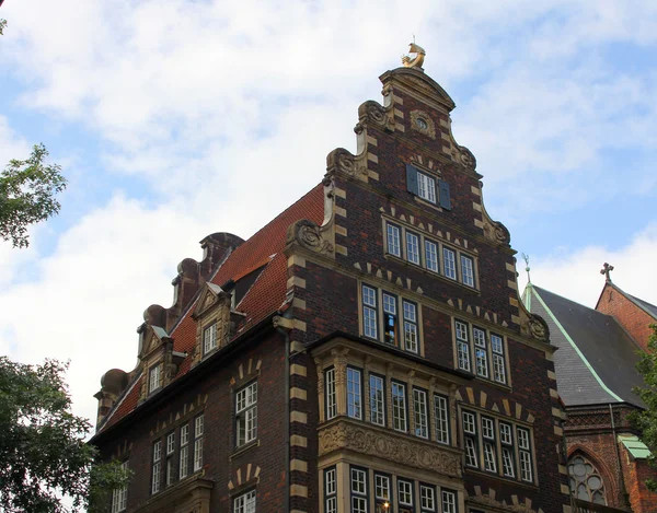 A fachada de um edifício histórico — Fotografia de Stock