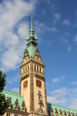 Eski bir bina ile bir saat kulesi