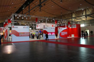 Hannover, Almanya - 20 Mart: İş ve kariyer CeBIT bilgisayar fuarında, Hannover, Almanya 20 Mart 2015 üzerinde durmak. Dünyanın en büyük bilgisayar Fuarı CeBIT olduğunu
