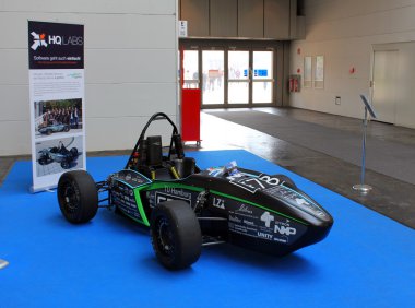 Hannover, Almanya - 20 Mart: Kürsüye E-mobile ile 20 Mart 2015 CeBIT bilgisayar Expo, Hannover, Almanya. Dünyanın en büyük bilgisayar Fuarı CeBIT olduğunu