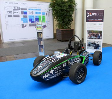 Hannover, Almanya - 20 Mart: Kürsüye E-mobile ile 20 Mart 2015 CeBIT bilgisayar Expo, Hannover, Almanya. Dünyanın en büyük bilgisayar Fuarı CeBIT olduğunu