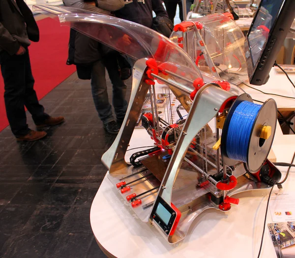 HANNOVER, ALLEMAGNE - 20 MARS : Stand avec les imprimantes 3D le 20 mars 2015 au salon CEBIT de Hanovre, Allemagne. CeBIT est la plus grande expo informatique au monde — Photo