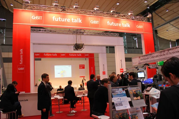 HANNOVER, GERMANY - MARCH 20: The Future Talk 20. mars 2015 på CEBIT computer expo, Hannover, Tyskland. CeBIT er verdens største datamaskinexpo – stockfoto