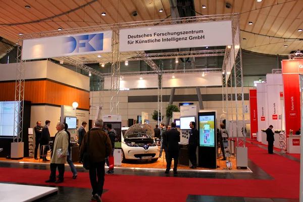 HANNOVER, ALEMANIA - 20 DE MARZO: El stand del 20 de marzo de 2015 en CEBIT computer expo, Hannover, Alemania. CeBIT es la mayor exposición de ordenadores del mundo —  Fotos de Stock