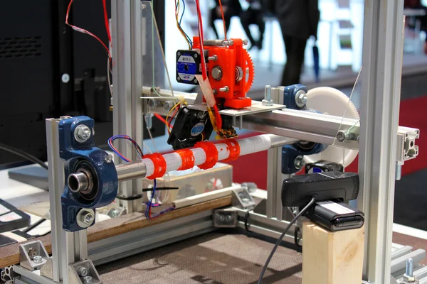 HANNOVER, ALLEMAGNE - 20 MARS : L'imprimante 3D le 20 mars 2015 au salon CEBIT de Hanovre, Allemagne. CeBIT est la plus grande expo informatique au monde — Photo