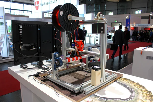 HANNOVER, ALEMANHA - MARÇO 20: A impressora 3D em 20 de março de 2015 na CEBIT computer expo, Hannover, Alemanha. CeBIT é a maior exposição de computadores do mundo Imagens De Bancos De Imagens