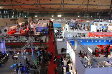 Hannover, Almanya - 20 Mart: Sergi Salonu 20 Mart 2015 CeBIT bilgisayar Expo, Hannover, Almanya üzerinde üstten görünüm. Dünyanın en büyük bilgisayar Fuarı CeBIT olduğunu